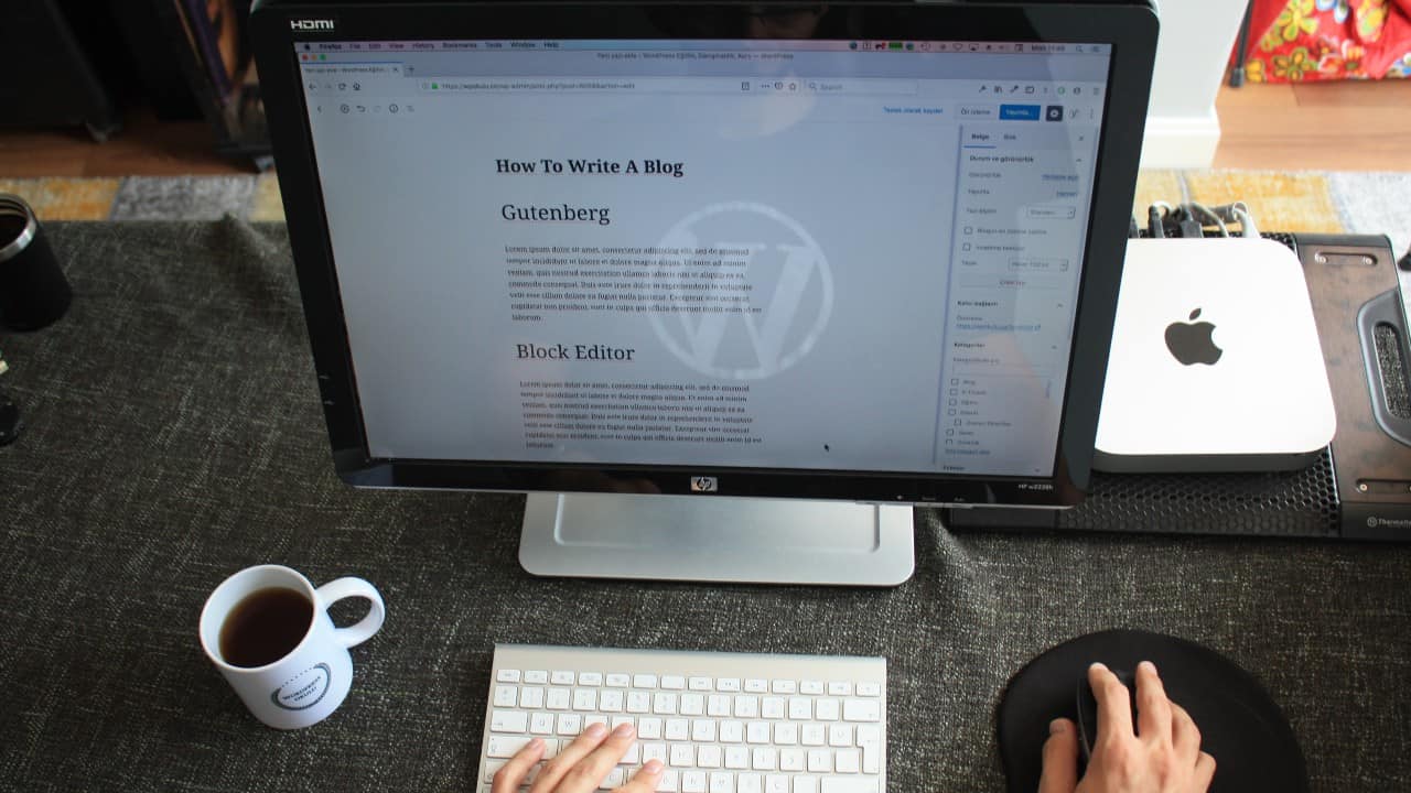 Content marketer writes a blog post